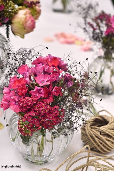Tischdekoration pinke Blumen