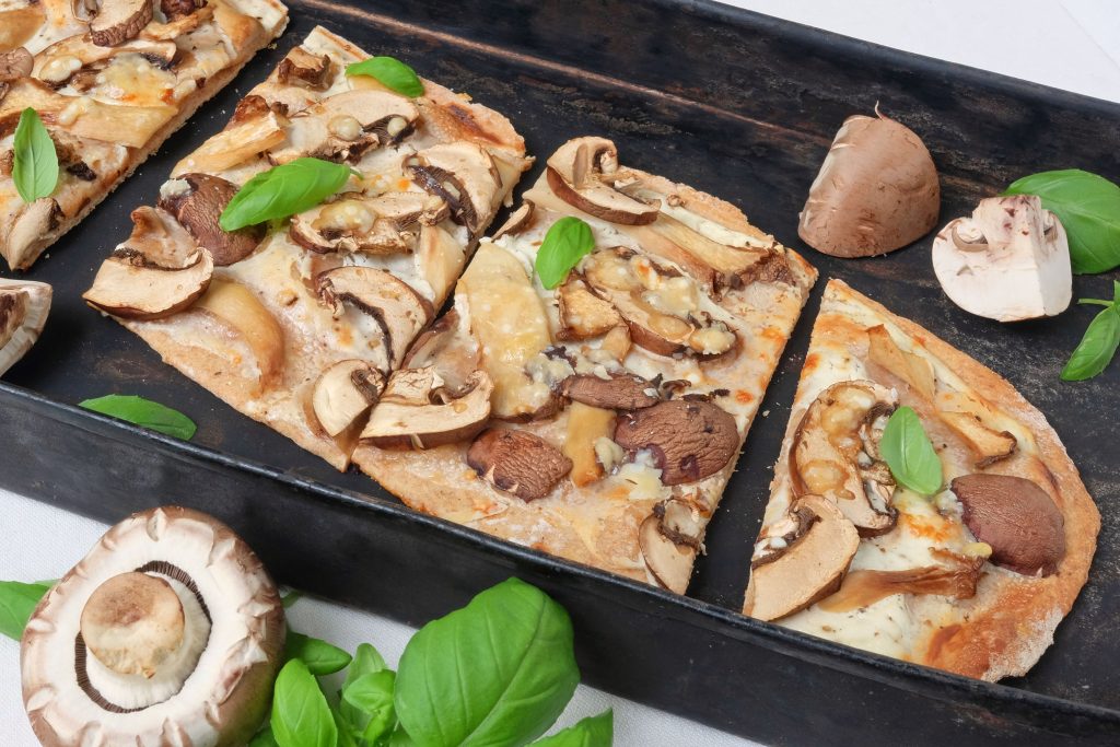 Der Herbst klopft an der Tür mit einer weißen Pizza mit Pilzen – Food ...