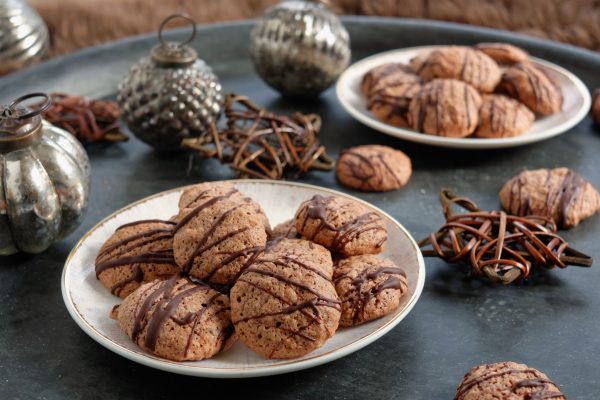 Einfaches Plätzchen Rezept für Weihnachten: Nussmakronen mit Schokolade