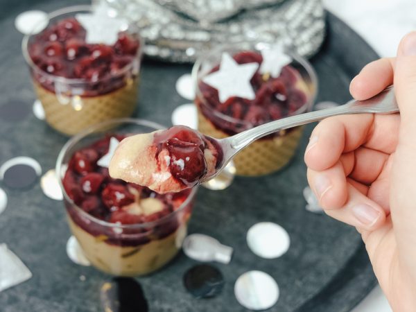 Nachtisch im Glas für Silvester: Schokoladenmousse mit Glühweinkirschen