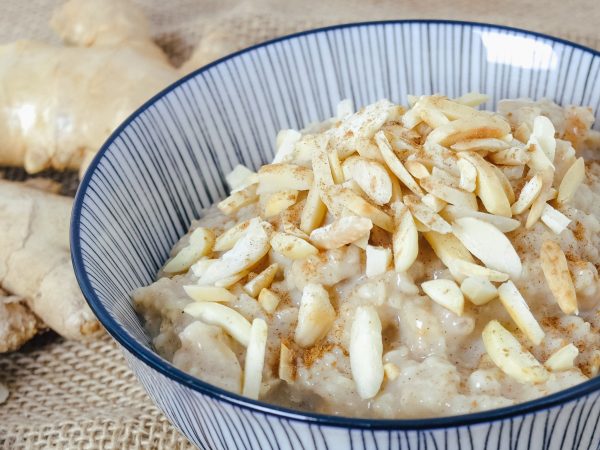 Einfaches Rezept für gesundes Porridge mit gerösteten Mandeln