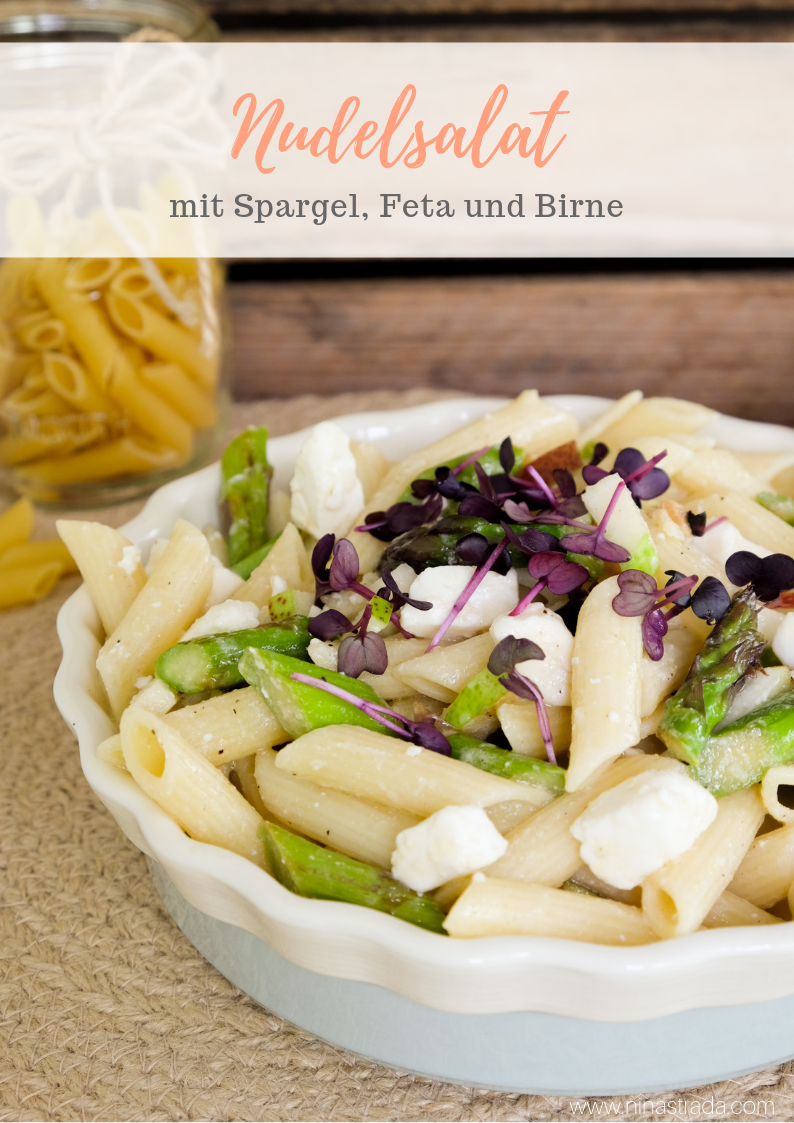 Nudelsalat mit grünem Spargel, Feta und süßer Birne – Food Blog ninastrada