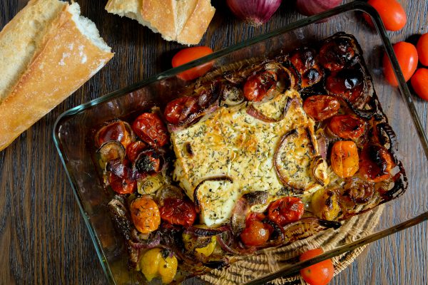 Einfaches Tapas rezept griechisch gebackener Feta Käse mit geschmorten Tomaten und Zwiebeln