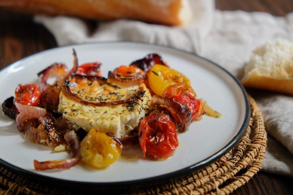 Einfaches Tapas rezept griechisch gebackener Feta Käse mit geschmorten Tomaten und Zwiebeln