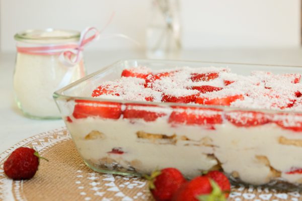 Rezept für Erdbeer-Kokos-Trifle Nachtisch Dessert zum mitbringen in Auflauf Form