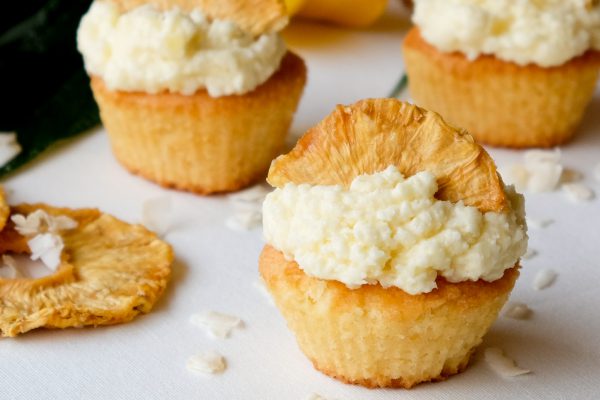 Rezept für deine Tropical Party: Pina Colada Cupcakes – Food Blog ...