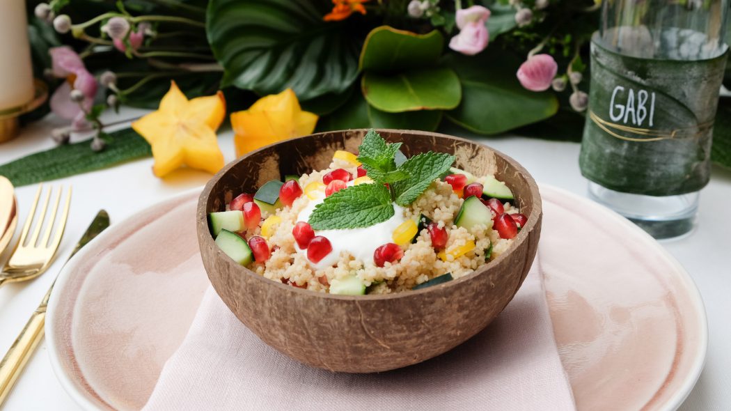 Exotischer Couscous Salat mit Granatapfel Kernen und Minze