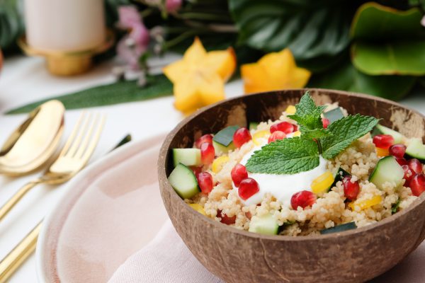 Exotischer Couscous Salat mit Granatapfel Kernen und Minze