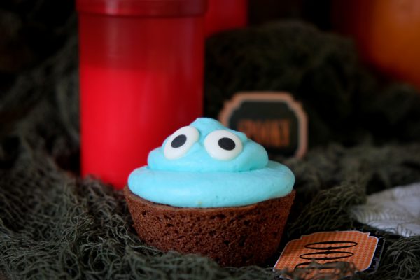 Blauer Monster Cupcake mit Zuckeraugen