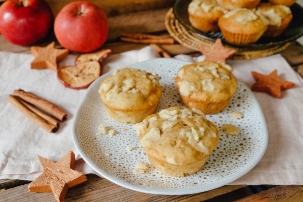 Apfel Muffins mit Streusel auf Teller