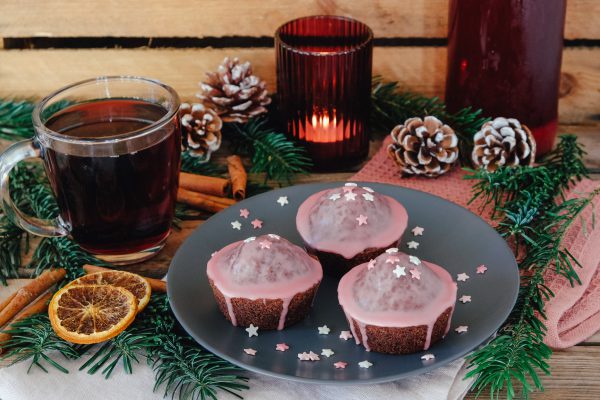 Schokoladige Glühwein Muffins mit Schoko Stückchen und rosa Zuckerguss