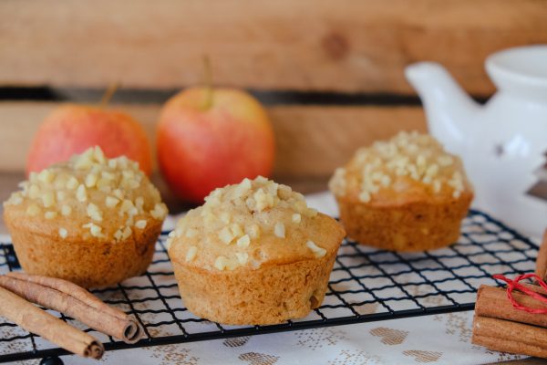Saftige Apfel-Muffins mit Marzipan und gehackten Nüssen