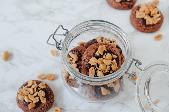 Peanut-Butter-Schoko-Cookies mit Erdnussbutter und gesalzenen Erdnüssen