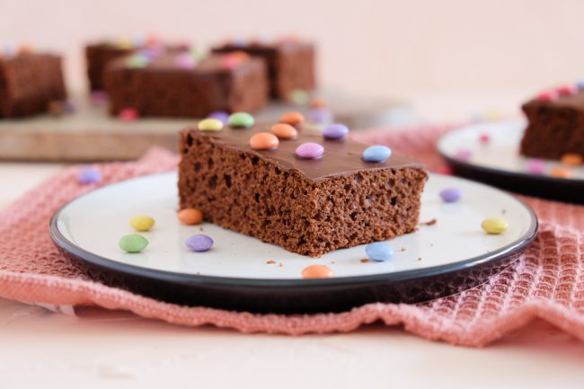 Einfacher Schokoblechkuchen Mit Viel Schokolade Und Bunten Smarties Food Blog Ninastrada