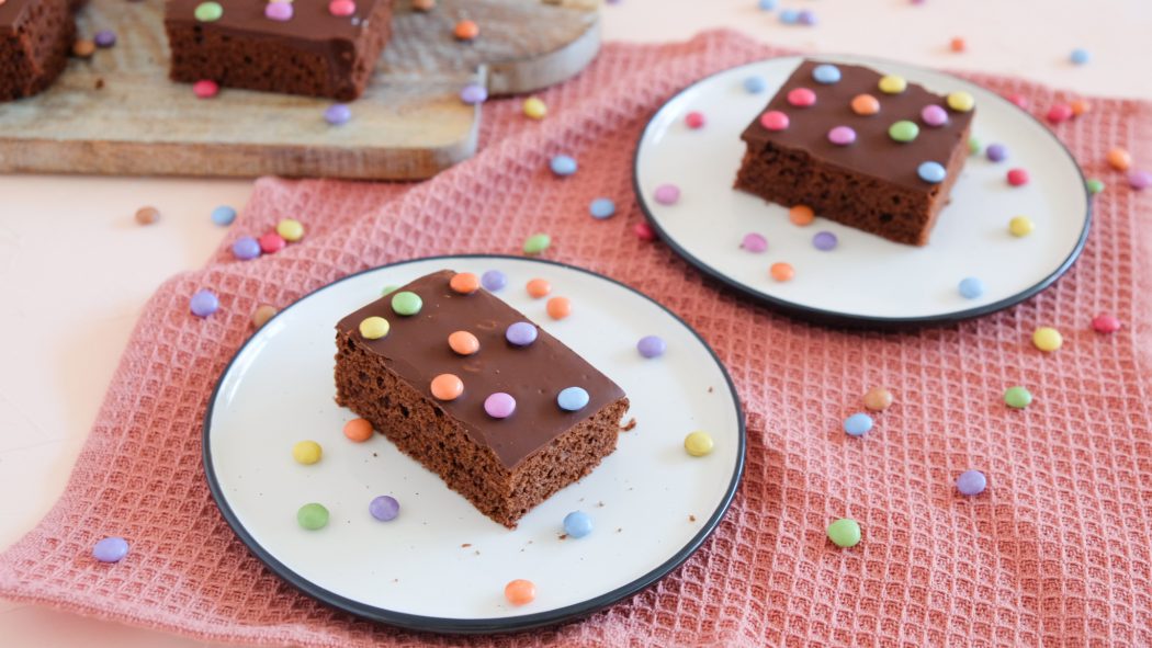 Einfacher Schokoblechkuchen Mit Viel Schokolade Und Bunten Smarties Food Blog Ninastrada