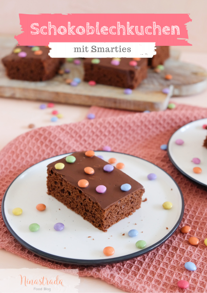 Einfacher Schokoblechkuchen Mit Viel Schokolade Und Bunten Smarties Food Blog Ninastrada