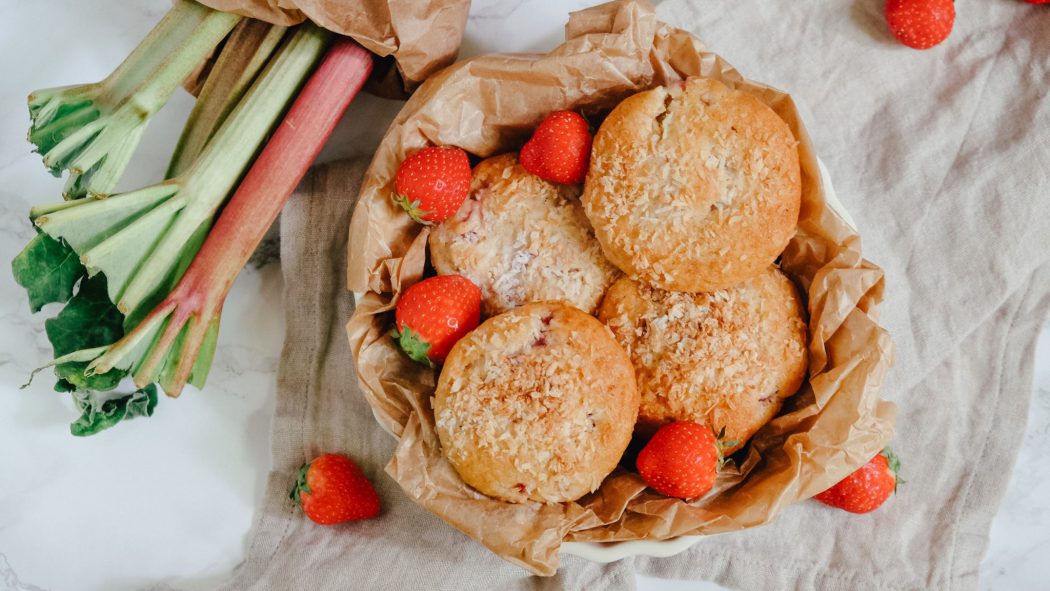 Saftige Erdbeer-Rhabarber-Muffins mit Kokos