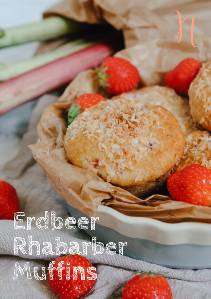 Saftige Erdbeer-Rhabarber-Muffins mit Kokos in einer S