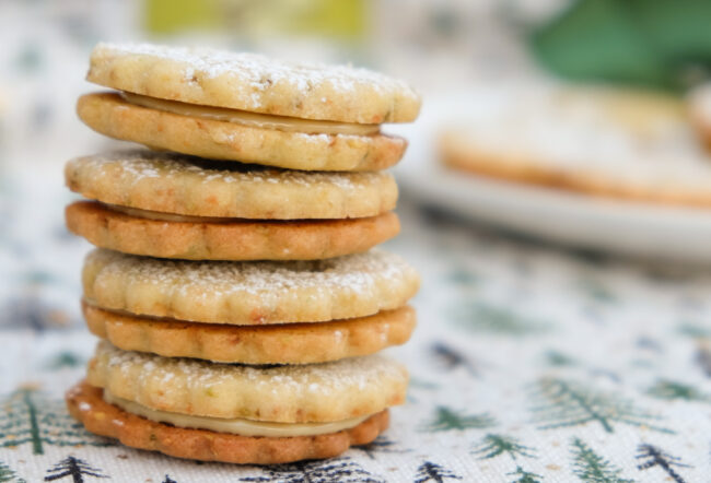 Plätzchen mit Pistaziencreme gefüllt