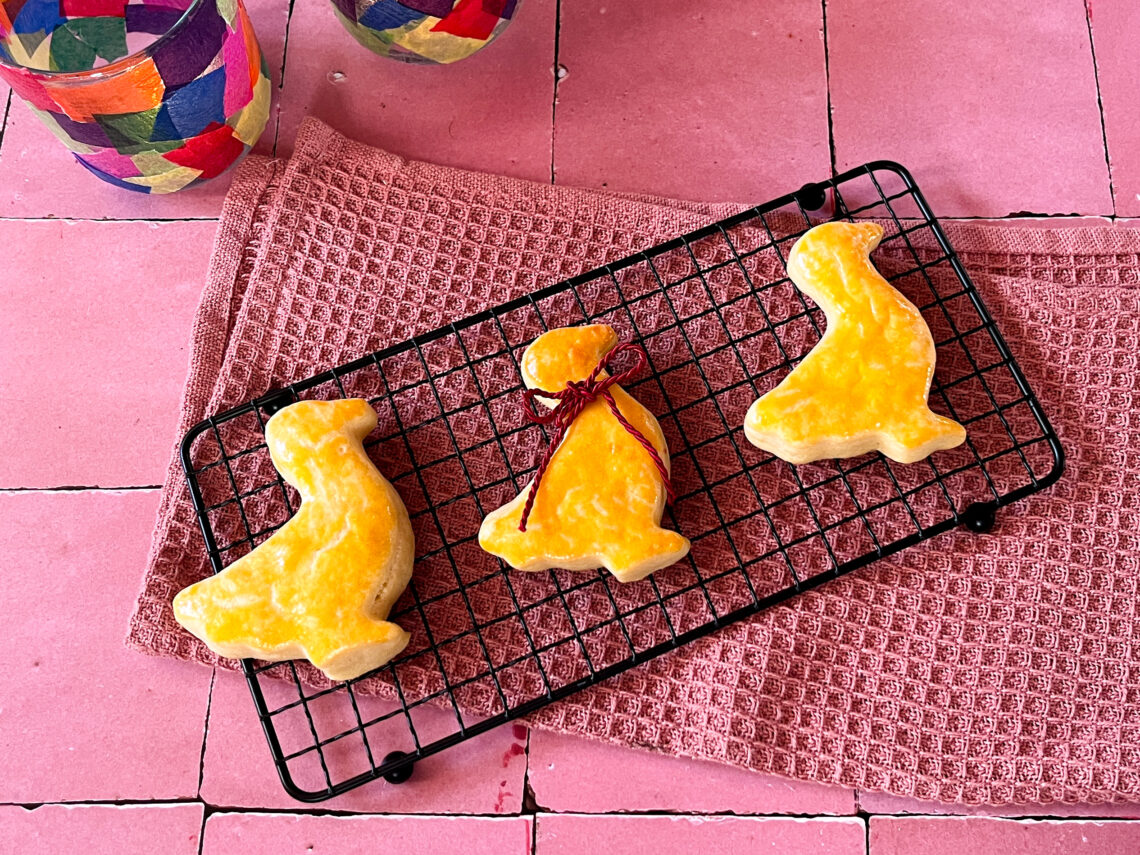 Gebackene Martinsgänse mit roter Schleife