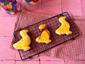 Gebackene Martinsgänse mit roter Schleife