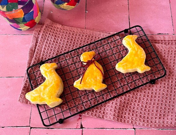 Gebackene Martinsgänse mit roter Schleife