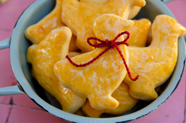 Gebackene Martinsgans mit roter Schleife