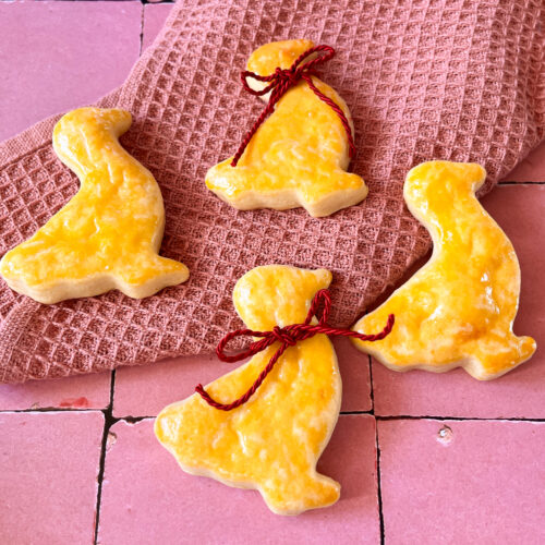 Herzhafte Martinsgans mit roter Schleife