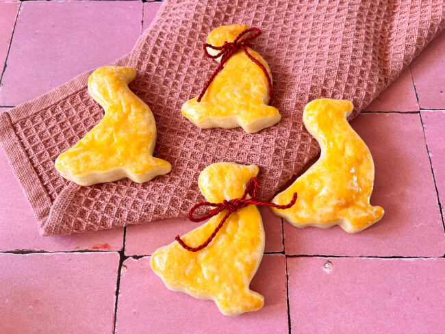 Herzhafte Martinsgans mit roter Schleife