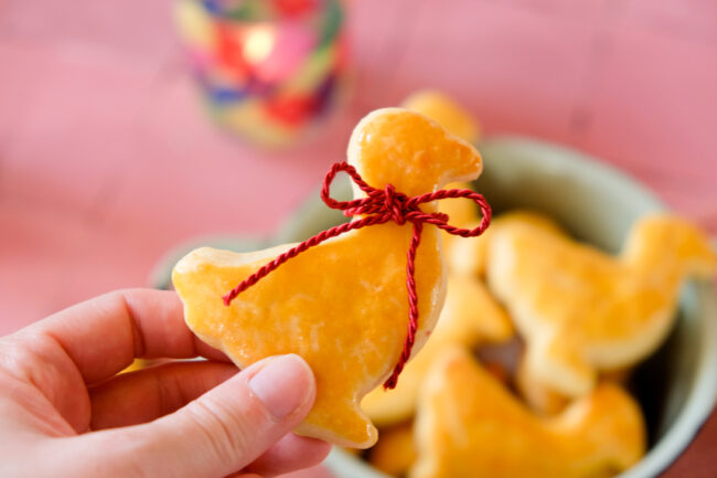 Gebackene Martinsgans mit roter Schleife