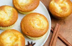 Goldbraun gebackene Kürbis Muffins mit Frischkäse Füllung