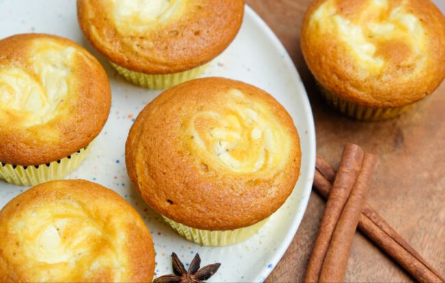 Goldbraun gebackene Kürbis Muffins mit Frischkäse Füllung
