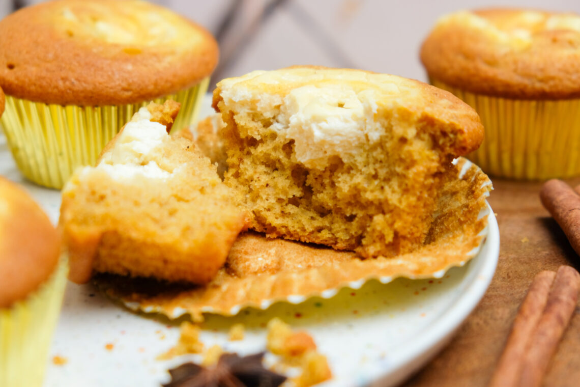 Saftige Kürbis Muffins mit cremiger Cheesecake Creme gefüllt