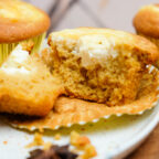Saftige Kürbis Muffins mit cremiger Cheesecake Creme gefüllt