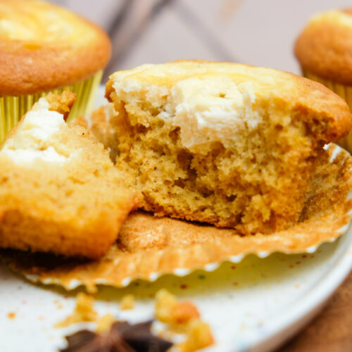 Saftige Kürbis Muffins mit cremiger Cheesecake Creme gefüllt