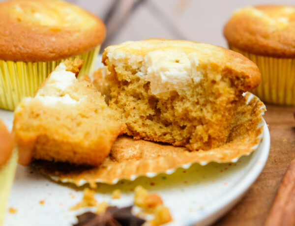 Saftige Kürbis Muffins mit cremiger Cheesecake Creme gefüllt