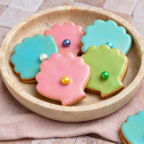 Bunte Muschel Plätzchen mit Zuckerguss und Zuckerperlen, gefüllt mit Pflaumenmarmelade