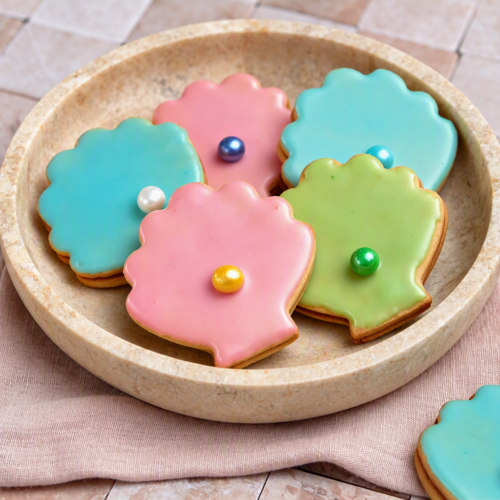 Bunte Muschel Plätzchen mit Zuckerguss und Zuckerperlen, gefüllt mit Pflaumenmarmelade
