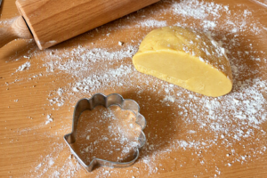 Bunte Muschel Plätzchen mit Zuckerguss und Zuckerperlen, gefüllt mit Pflaumenmarmelade