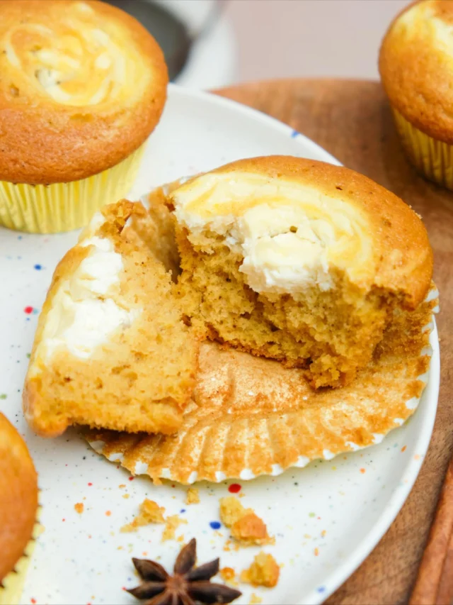 ⬇️ Rezept ⬇️
🤫Speichern nicht vergessen 🤫

Auch nach Halloween lässt die Kürbisliebe nicht nach. 🤭Ganz besonder aber haben es mir diese saftigen Kürbis Muffins angetan mit einem cremigen Kern aus Frischkäse im inneren.

🎃ZUTATEN
Muffin Teig:
165 g Kürbispüree - z.B. Hokkaido Kürbis
130 g Zucker
80 ml Rapsöl 
35 g Ahornsirup
2 Eier - Größe M
1,5 TL Pumpkin Spice Gewürz
1 Prise Salz
2 TL Backpulver
0,5 TL Natron
235 g Dinkelmehl - typ 630

Frischkäse Creme:
200 g Frischkäse
1 Eigelb
15 g 

🎃ZUBEREITUNG
Für die Kürbis Muffins zuerst das Kürbispüree, Zucker, Öl, Ahornsirup und Eier in eine Rührschüssel geben und mit einem Handmixer oder einer Küchenmaschine kurz aufschlagen.  Wichtig: Solltest du das Kürbispüree selbst gemacht haben, dann achte darauf, dass es vollständig abgekühlt ist. Nun Pumpkin Spice Gewürz, Salz, Backpulver, Natron und Mehl dazugeben und ebenso kurz verrühren. Den Teig für die Kürbis Muffins nur so lange rühren, bis keine Klümpchen mehr zu sehen sind. Die den Cheesecake Kern wird nun in einer Schüssel der Frischkäse gemeinsam mit einem Eigelb und Ahornsirup cremig gerührt. Den Teig für die Kürbis Muffins auf einem eingefetteten Muffinblech oder Muffinförmchen verteilen. Den Frischkäse mit einem kleinen Löffel auf die Muffins verteilen. 
Mit einem kleinem Stäbchen die Cheesecake Creme mit ein bis zwei Umdrehungen ganz leicht in den Teig rühren. So entsteht ein kleiner Swirl (Marmorierung).
Die Muffins für 5 Minuten bei 200 Grad Oberunterhitze backen. Dann auf 180 Grad runterschalten und für weitere 25 Minuten backen. Anschließend vollständig abkühlen lassen.  Tipp: Ich persönlich finde die Muffins schmecken gut gekühlt aus dem Kühlschrank am besten.
